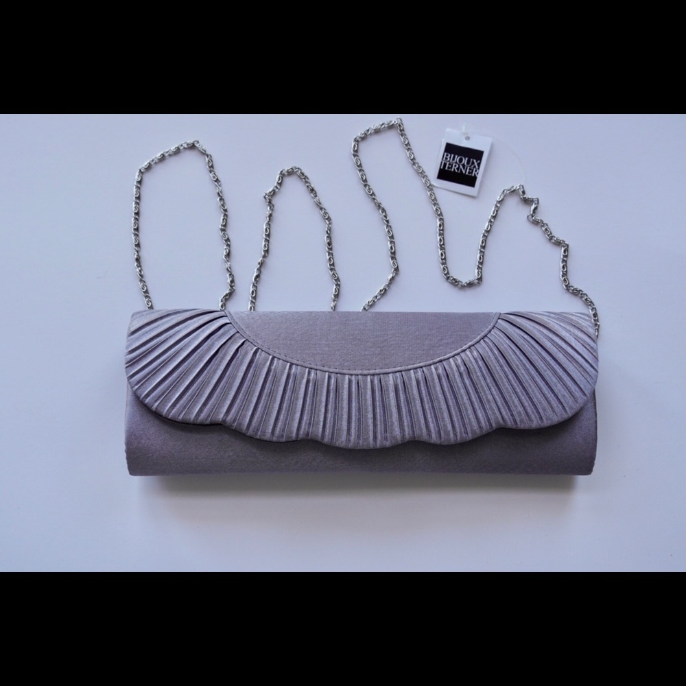 ⚡️⚡️Ready for night out Silver evening bag NWT 100% polyester. Party perfect.
